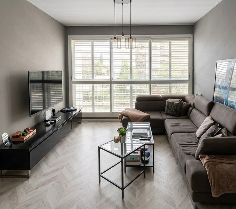 Real-estate room — after